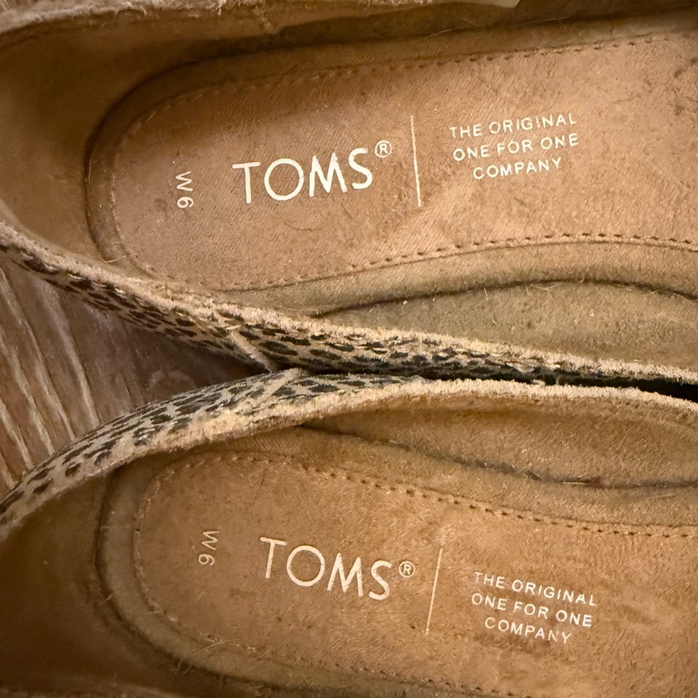 TOMS Cheetah Pattern Women's Flats - Picture 2 of 3
